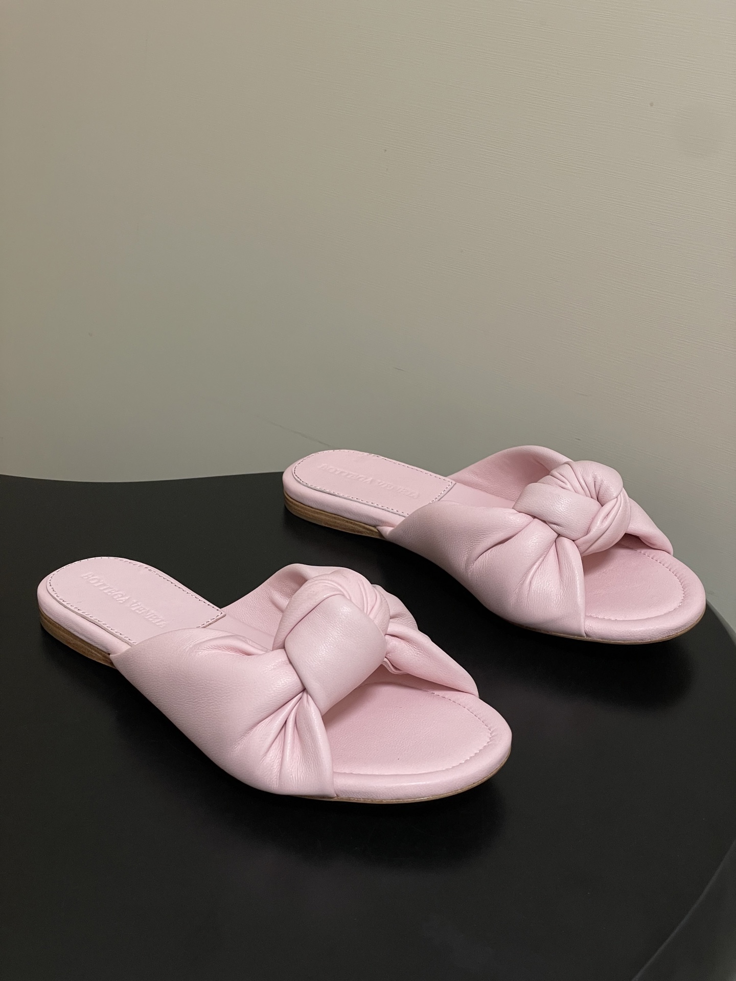 顶级品质BOTTEGA VENETA 葆蝶家 2026夏季新款 BV Cherry打结穆勒拖鞋系列细高跟