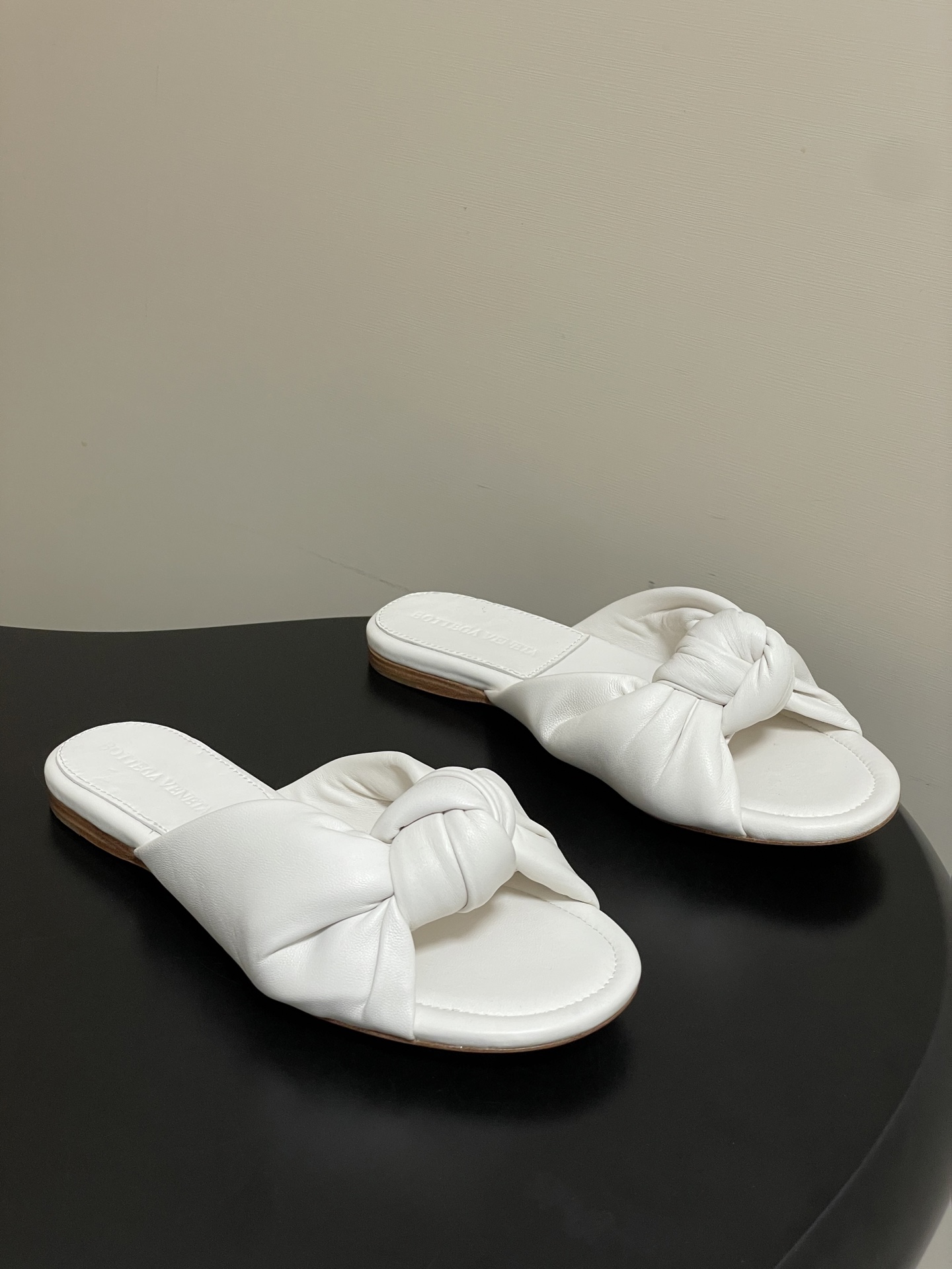 顶级品质BOTTEGA VENETA 葆蝶家 2026夏季新款 BV Cherry打结穆勒拖鞋系列细高跟
