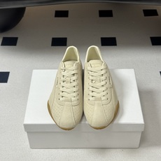 2026 春夏新款 JIL SANDER X Puma 吉尔桑达联名款低帮德训休闲鞋以品牌标志性的极简美 2026 春夏新款 JIL SANDER X Puma 吉尔桑达联名款低帮德训休闲鞋以品牌标志性的极简美