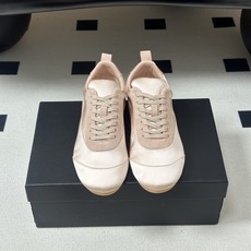 2026 春夏新款 JIL SANDER 吉尔桑达缎面运动鞋系带休闲德训鞋低帮休闲运动鞋,以品牌标志性的 2026 春夏新款 JIL SANDER 吉尔桑达缎面运动鞋系带休闲德训鞋低帮休闲运动鞋,以品牌标志性的