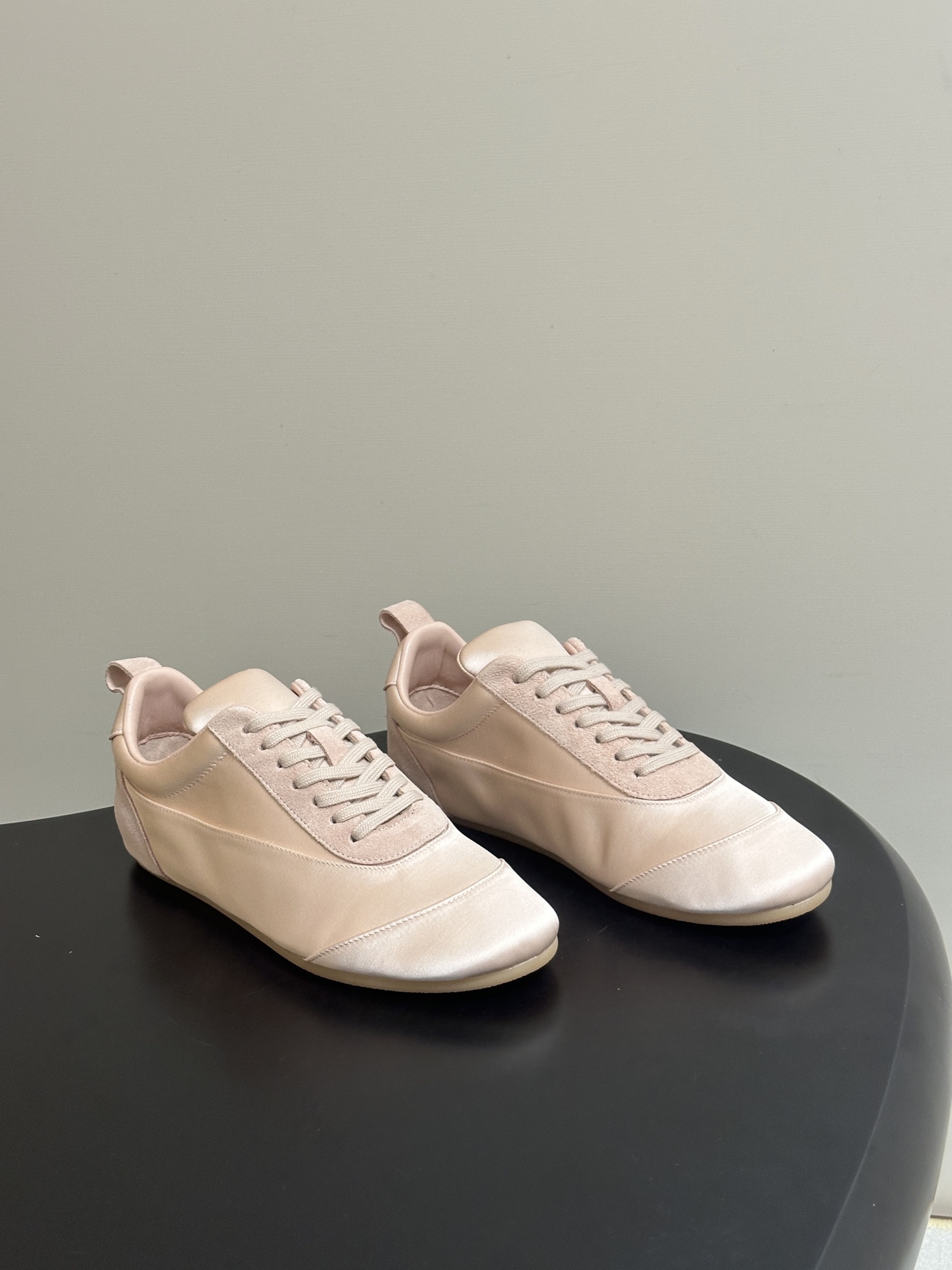 2026 春夏新款 JIL SANDER 吉尔桑达缎面运动鞋系带休闲德训鞋低帮休闲运动鞋，以品牌标志性的