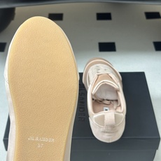 2026 春夏新款 JIL SANDER 吉尔桑达缎面运动鞋系带休闲德训鞋低帮休闲运动鞋,以品牌标志性的 2026 春夏新款 JIL SANDER 吉尔桑达缎面运动鞋系带休闲德训鞋低帮休闲运动鞋,以品牌标志性的