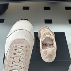 2026 春夏新款 JIL SANDER 吉尔桑达缎面运动鞋系带休闲德训鞋低帮休闲运动鞋,以品牌标志性的 2026 春夏新款 JIL SANDER 吉尔桑达缎面运动鞋系带休闲德训鞋低帮休闲运动鞋,以品牌标志性的