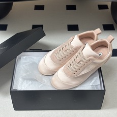 2026 春夏新款 JIL SANDER 吉尔桑达缎面运动鞋系带休闲德训鞋低帮休闲运动鞋,以品牌标志性的 2026 春夏新款 JIL SANDER 吉尔桑达缎面运动鞋系带休闲德训鞋低帮休闲运动鞋,以品牌标志性的