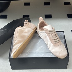 2026 春夏新款 JIL SANDER 吉尔桑达缎面运动鞋系带休闲德训鞋低帮休闲运动鞋,以品牌标志性的 2026 春夏新款 JIL SANDER 吉尔桑达缎面运动鞋系带休闲德训鞋低帮休闲运动鞋,以品牌标志性的