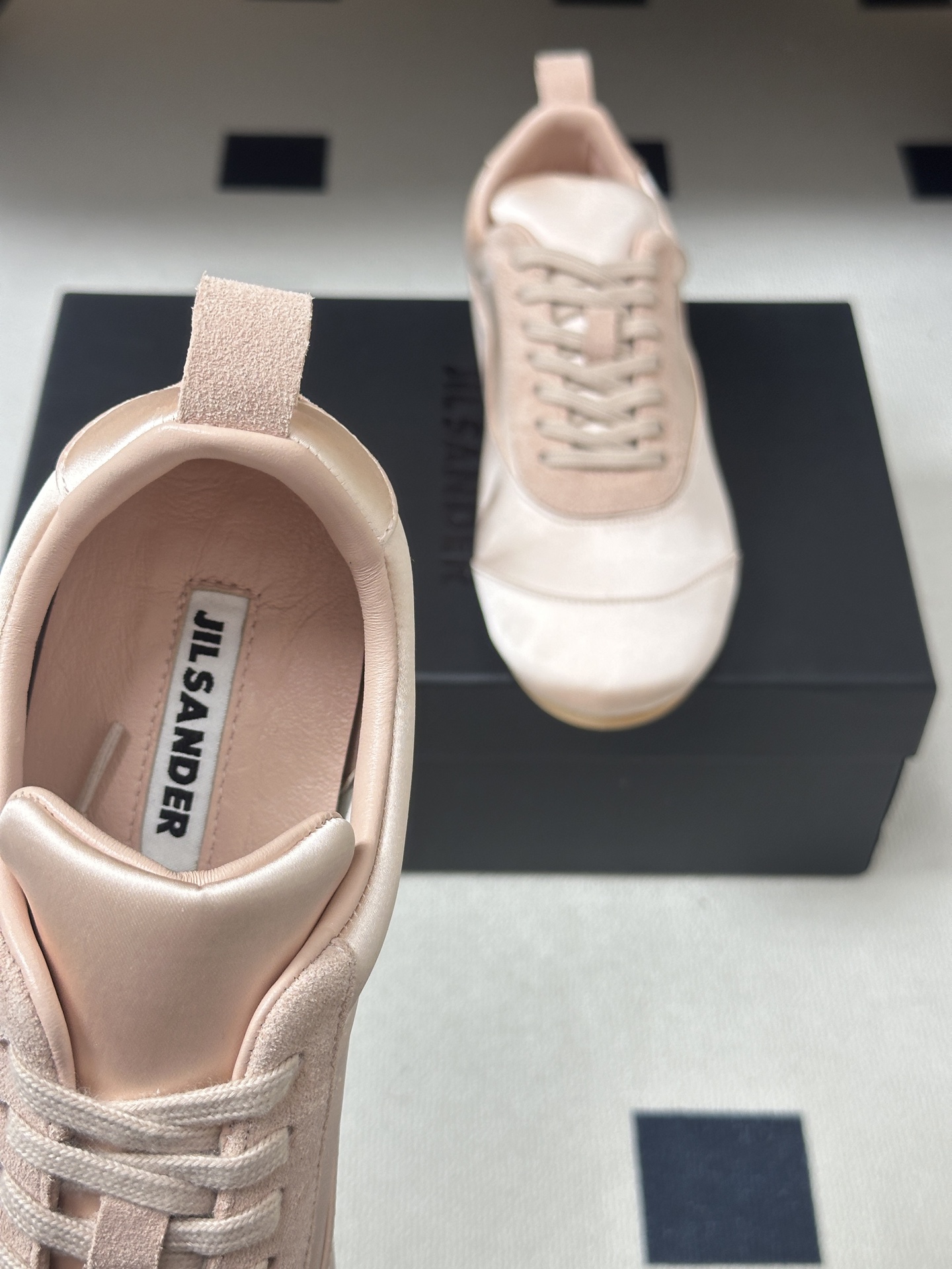 2026 春夏新款 JIL SANDER 吉尔桑达缎面运动鞋系带休闲德训鞋低帮休闲运动鞋,以品牌标志性的 2026 春夏新款 JIL SANDER 吉尔桑达缎面运动鞋系带休闲德训鞋低帮休闲运动鞋,以品牌标志性的