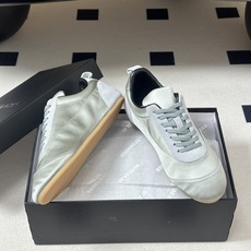 2026 春夏新款 JIL SANDER 吉尔桑达缎面运动鞋系带休闲德训鞋低帮休闲运动鞋,以品牌标志性的 2026 春夏新款 JIL SANDER 吉尔桑达缎面运动鞋系带休闲德训鞋低帮休闲运动鞋,以品牌标志性的