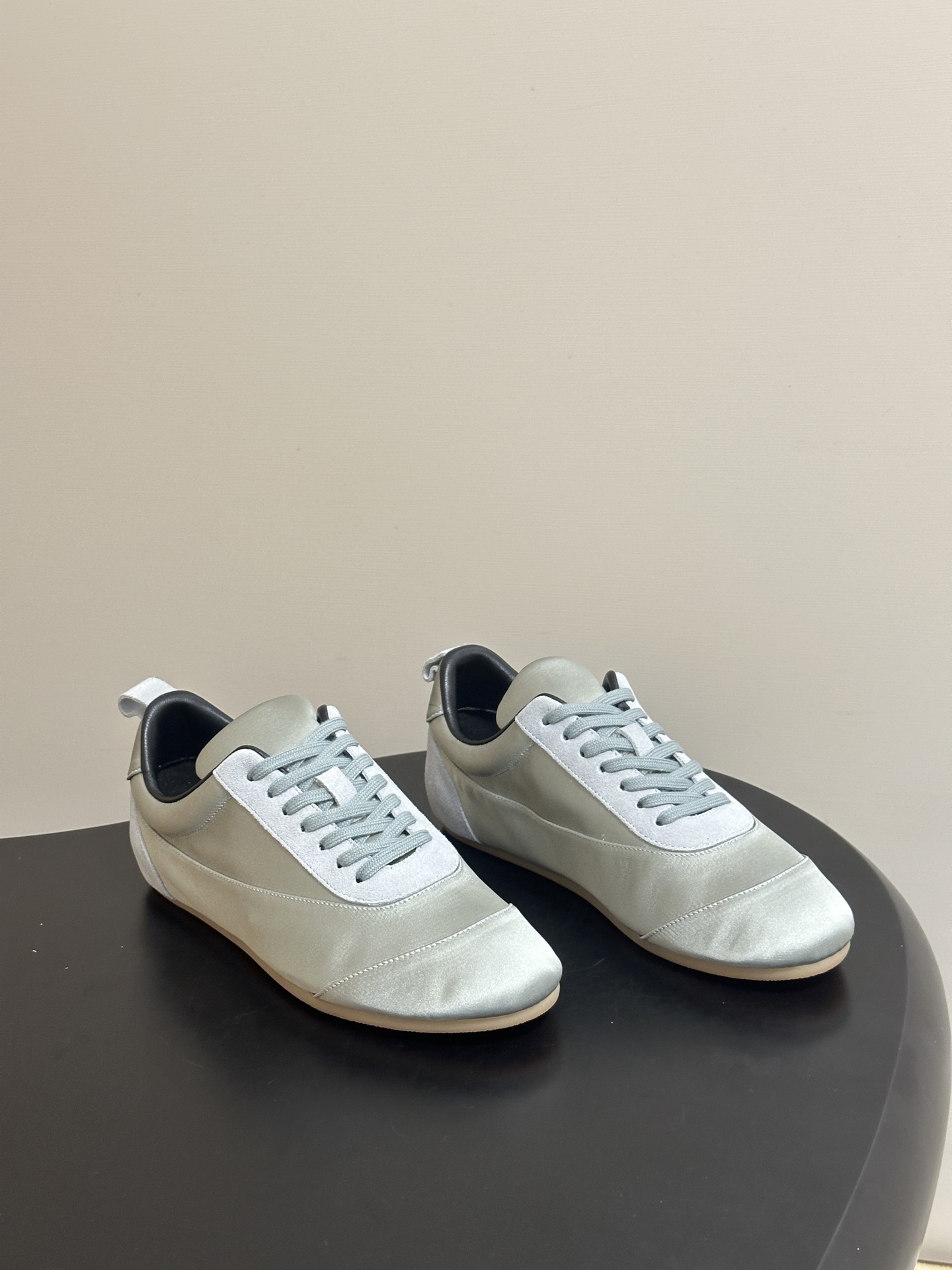 2026 春夏新款 JIL SANDER 吉尔桑达缎面运动鞋系带休闲德训鞋低帮休闲运动鞋，以品牌标志性的