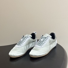 2026 春夏新款 JIL SANDER 吉尔桑达缎面运动鞋系带休闲德训鞋低帮休闲运动鞋,以品牌标志性的 2026 春夏新款 JIL SANDER 吉尔桑达缎面运动鞋系带休闲德训鞋低帮休闲运动鞋,以品牌标志性的
