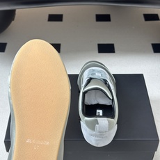 2026 春夏新款 JIL SANDER 吉尔桑达缎面运动鞋系带休闲德训鞋低帮休闲运动鞋,以品牌标志性的 2026 春夏新款 JIL SANDER 吉尔桑达缎面运动鞋系带休闲德训鞋低帮休闲运动鞋,以品牌标志性的