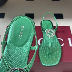 26Ss春夏新款 Gucci 古驰 经典双G镂空扣夹脚平底凉拖鞋 GG扣夹趾休闲沙滩凉拖鞋这款露趾凉拖鞋 26Ss春夏新款 Gucci 古驰 经典双G镂空扣夹脚平底凉拖鞋 GG扣夹趾休闲沙滩凉拖鞋这款露趾凉拖鞋