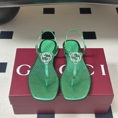26Ss春夏新款 Gucci 古驰 经典双G镂空扣夹脚平底凉拖鞋 GG扣夹趾休闲沙滩凉拖鞋这款露趾凉拖鞋 26Ss春夏新款 Gucci 古驰 经典双G镂空扣夹脚平底凉拖鞋 GG扣夹趾休闲沙滩凉拖鞋这款露趾凉拖鞋