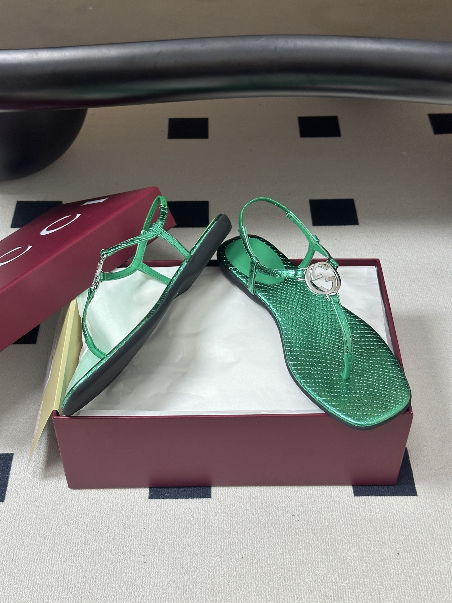 26Ss春夏新款 Gucci 古驰 经典双G镂空扣夹脚平底凉拖鞋 GG扣夹趾休闲沙滩凉拖鞋这款露趾凉拖鞋 26Ss春夏新款 Gucci 古驰 经典双G镂空扣夹脚平底凉拖鞋 GG扣夹趾休闲沙滩凉拖鞋这款露趾凉拖鞋