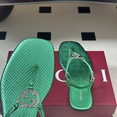 26Ss春夏新款 Gucci 古驰 经典双G镂空扣夹脚平底凉拖鞋 GG扣夹趾休闲沙滩凉拖鞋这款露趾凉拖鞋 26Ss春夏新款 Gucci 古驰 经典双G镂空扣夹脚平底凉拖鞋 GG扣夹趾休闲沙滩凉拖鞋这款露趾凉拖鞋