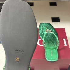 26Ss春夏新款 Gucci 古驰 经典双G镂空扣夹脚平底凉拖鞋 GG扣夹趾休闲沙滩凉拖鞋这款露趾凉拖鞋 26Ss春夏新款 Gucci 古驰 经典双G镂空扣夹脚平底凉拖鞋 GG扣夹趾休闲沙滩凉拖鞋这款露趾凉拖鞋