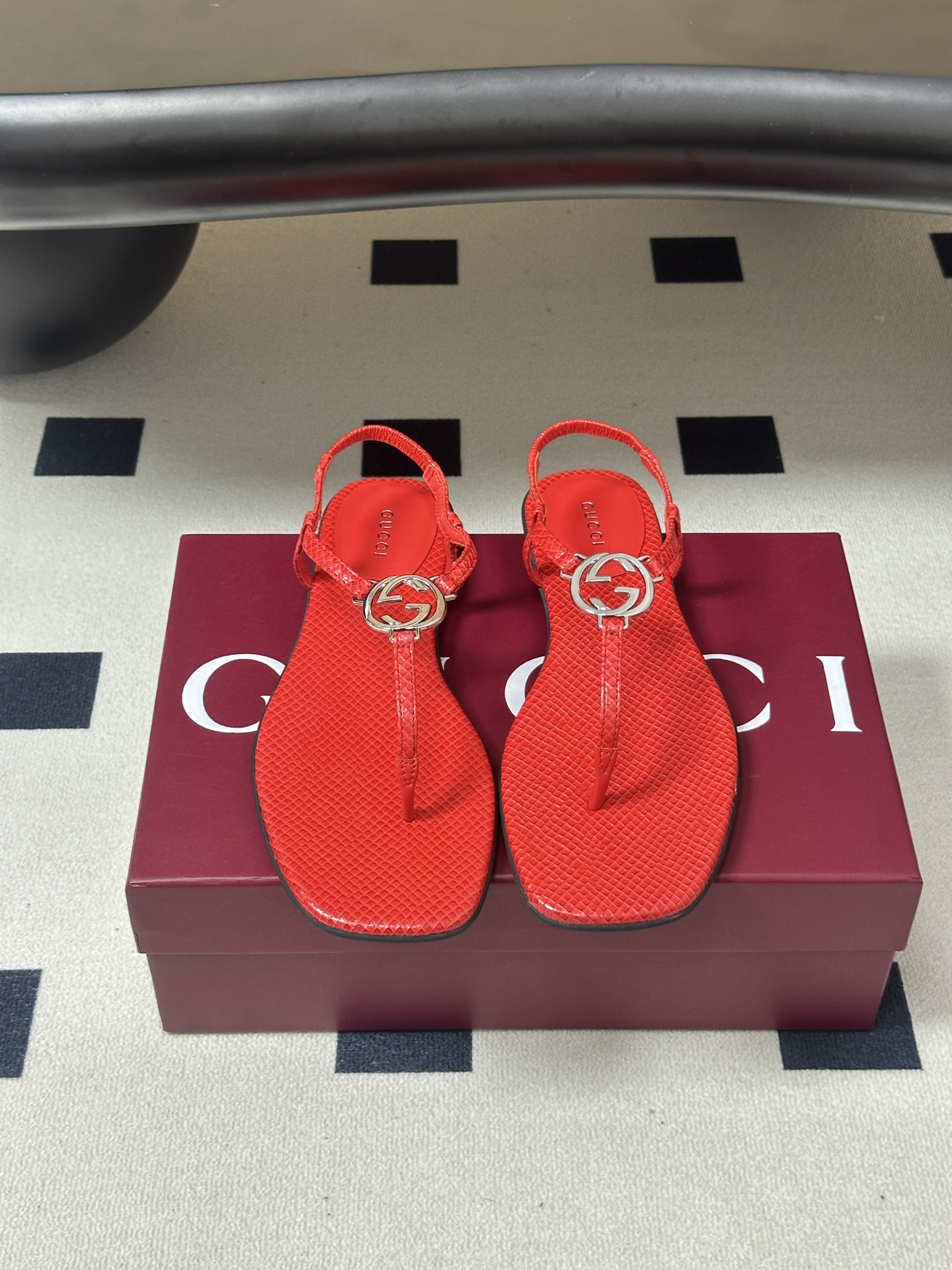 26Ss春夏新款 Gucci 古驰 经典双G镂空扣夹脚平底凉拖鞋 GG扣夹趾休闲沙滩凉拖鞋这款露趾凉拖鞋 26Ss春夏新款 Gucci 古驰 经典双G镂空扣夹脚平底凉拖鞋 GG扣夹趾休闲沙滩凉拖鞋这款露趾凉拖鞋