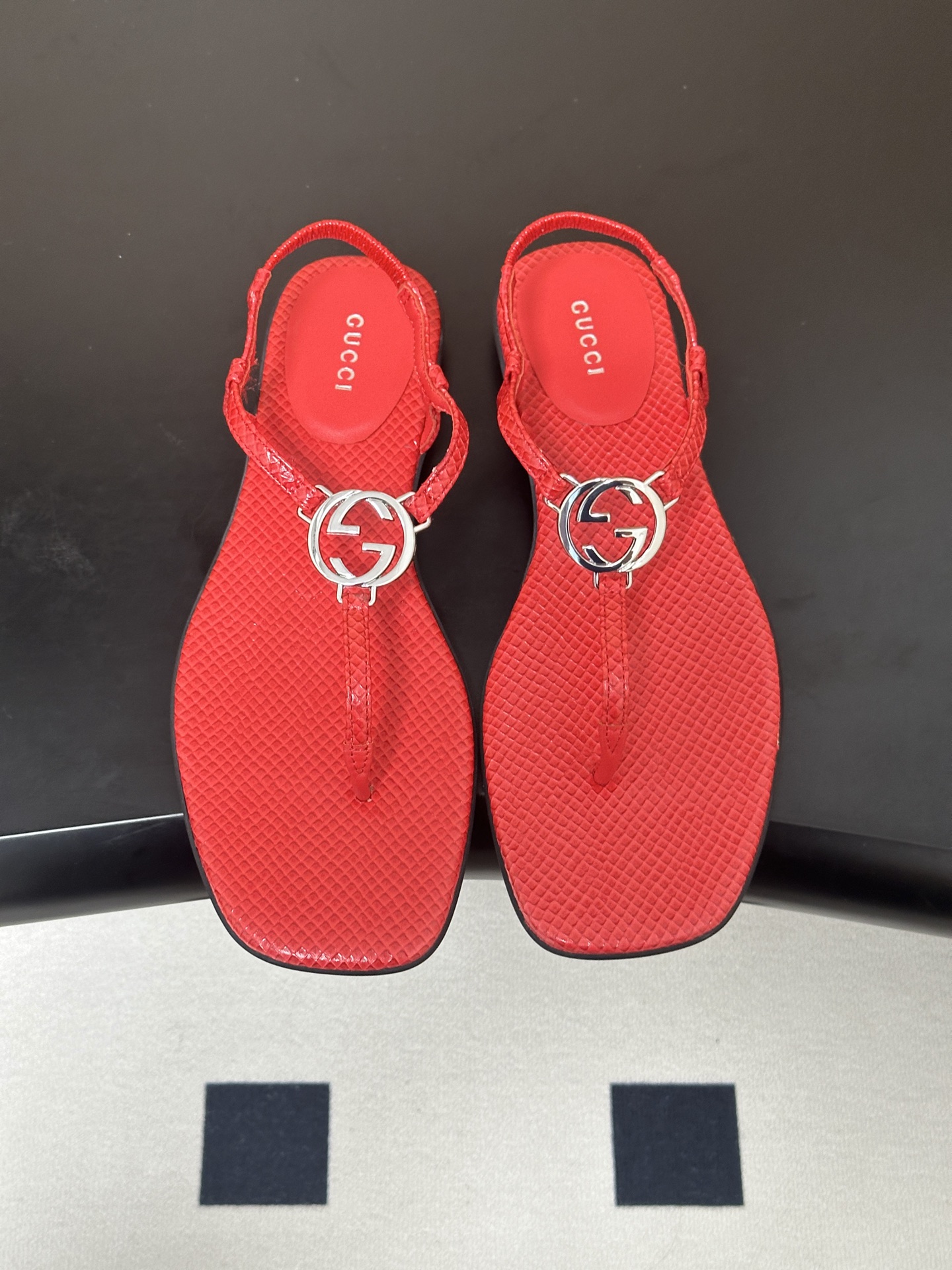 26Ss春夏新款 Gucci 古驰 经典双G镂空扣夹脚平底凉拖鞋 GG扣夹趾休闲沙滩凉拖鞋这款露趾凉拖鞋 26Ss春夏新款 Gucci 古驰 经典双G镂空扣夹脚平底凉拖鞋 GG扣夹趾休闲沙滩凉拖鞋这款露趾凉拖鞋