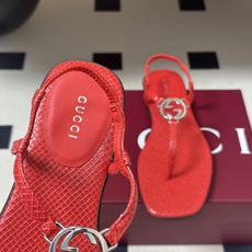 26Ss春夏新款 Gucci 古驰 经典双G镂空扣夹脚平底凉拖鞋 GG扣夹趾休闲沙滩凉拖鞋这款露趾凉拖鞋 26Ss春夏新款 Gucci 古驰 经典双G镂空扣夹脚平底凉拖鞋 GG扣夹趾休闲沙滩凉拖鞋这款露趾凉拖鞋