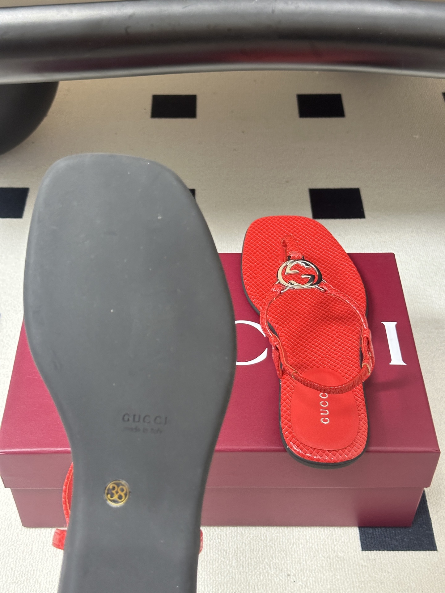 26Ss春夏新款 Gucci 古驰 经典双G镂空扣夹脚平底凉拖鞋 GG扣夹趾休闲沙滩凉拖鞋这款露趾凉拖鞋 26Ss春夏新款 Gucci 古驰 经典双G镂空扣夹脚平底凉拖鞋 GG扣夹趾休闲沙滩凉拖鞋这款露趾凉拖鞋