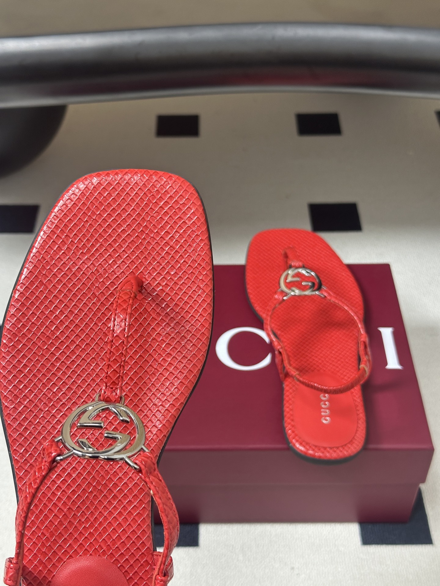 26Ss春夏新款 Gucci 古驰 经典双G镂空扣夹脚平底凉拖鞋 GG扣夹趾休闲沙滩凉拖鞋这款露趾凉拖鞋 26Ss春夏新款 Gucci 古驰 经典双G镂空扣夹脚平底凉拖鞋 GG扣夹趾休闲沙滩凉拖鞋这款露趾凉拖鞋