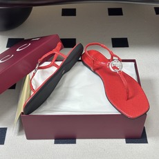 26Ss春夏新款 Gucci 古驰 经典双G镂空扣夹脚平底凉拖鞋 GG扣夹趾休闲沙滩凉拖鞋这款露趾凉拖鞋 26Ss春夏新款 Gucci 古驰 经典双G镂空扣夹脚平底凉拖鞋 GG扣夹趾休闲沙滩凉拖鞋这款露趾凉拖鞋