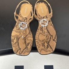 26Ss春夏新款 Gucci 古驰 经典双G镂空扣夹脚平底凉拖鞋 GG扣夹趾休闲沙滩凉拖鞋这款露趾凉拖鞋 26Ss春夏新款 Gucci 古驰 经典双G镂空扣夹脚平底凉拖鞋 GG扣夹趾休闲沙滩凉拖鞋这款露趾凉拖鞋