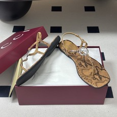 26Ss春夏新款 Gucci 古驰 经典双G镂空扣夹脚平底凉拖鞋 GG扣夹趾休闲沙滩凉拖鞋这款露趾凉拖鞋 26Ss春夏新款 Gucci 古驰 经典双G镂空扣夹脚平底凉拖鞋 GG扣夹趾休闲沙滩凉拖鞋这款露趾凉拖鞋