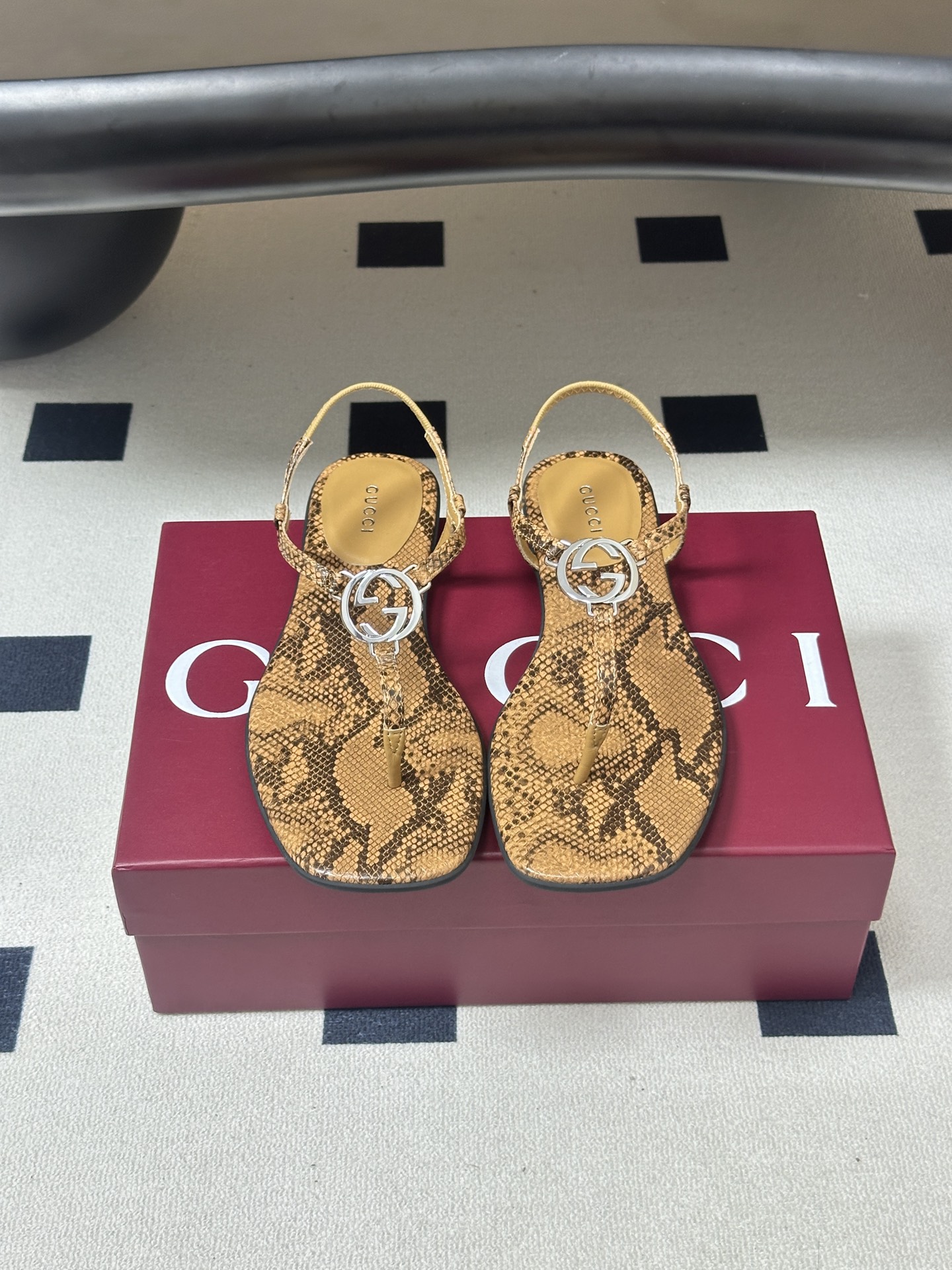 26Ss春夏新款 Gucci 古驰 经典双G镂空扣夹脚平底凉拖鞋 GG扣夹趾休闲沙滩凉拖鞋这款露趾凉拖鞋 26Ss春夏新款 Gucci 古驰 经典双G镂空扣夹脚平底凉拖鞋 GG扣夹趾休闲沙滩凉拖鞋这款露趾凉拖鞋