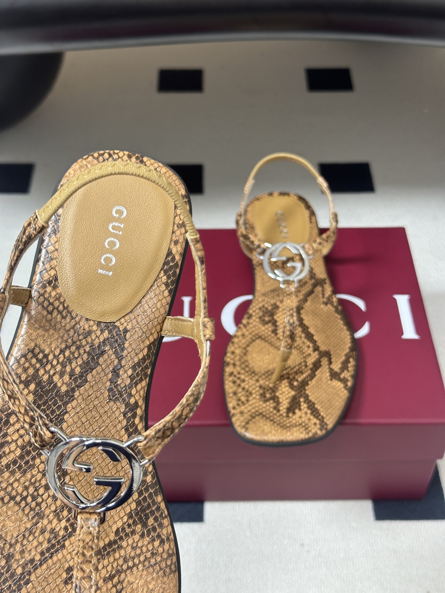 26Ss春夏新款 Gucci 古驰 经典双G镂空扣夹脚平底凉拖鞋 GG扣夹趾休闲沙滩凉拖鞋这款露趾凉拖鞋 26Ss春夏新款 Gucci 古驰 经典双G镂空扣夹脚平底凉拖鞋 GG扣夹趾休闲沙滩凉拖鞋这款露趾凉拖鞋