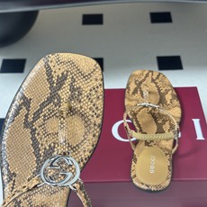 26Ss春夏新款 Gucci 古驰 经典双G镂空扣夹脚平底凉拖鞋 GG扣夹趾休闲沙滩凉拖鞋这款露趾凉拖鞋 26Ss春夏新款 Gucci 古驰 经典双G镂空扣夹脚平底凉拖鞋 GG扣夹趾休闲沙滩凉拖鞋这款露趾凉拖鞋