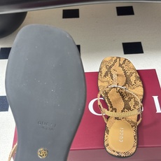26Ss春夏新款 Gucci 古驰 经典双G镂空扣夹脚平底凉拖鞋 GG扣夹趾休闲沙滩凉拖鞋这款露趾凉拖鞋 26Ss春夏新款 Gucci 古驰 经典双G镂空扣夹脚平底凉拖鞋 GG扣夹趾休闲沙滩凉拖鞋这款露趾凉拖鞋