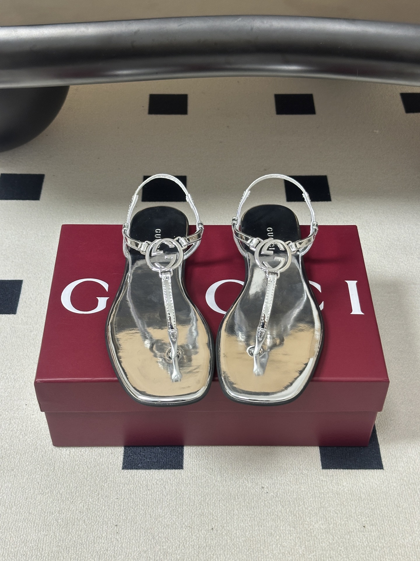 26Ss春夏新款 Gucci 古驰 经典双G镂空扣夹脚平底凉拖鞋 GG扣夹趾休闲沙滩凉拖鞋这款露趾凉拖鞋 26Ss春夏新款 Gucci 古驰 经典双G镂空扣夹脚平底凉拖鞋 GG扣夹趾休闲沙滩凉拖鞋这款露趾凉拖鞋