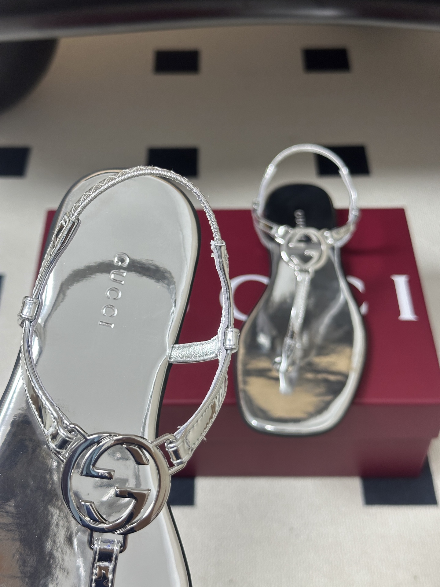 26Ss春夏新款 Gucci 古驰 经典双G镂空扣夹脚平底凉拖鞋 GG扣夹趾休闲沙滩凉拖鞋这款露趾凉拖鞋 26Ss春夏新款 Gucci 古驰 经典双G镂空扣夹脚平底凉拖鞋 GG扣夹趾休闲沙滩凉拖鞋这款露趾凉拖鞋