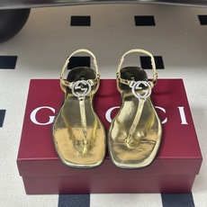 26Ss春夏新款 Gucci 古驰 经典双G镂空扣夹脚平底凉拖鞋 GG扣夹趾休闲沙滩凉拖鞋这款露趾凉拖鞋 26Ss春夏新款 Gucci 古驰 经典双G镂空扣夹脚平底凉拖鞋 GG扣夹趾休闲沙滩凉拖鞋这款露趾凉拖鞋