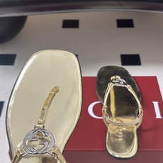 26Ss春夏新款 Gucci 古驰 经典双G镂空扣夹脚平底凉拖鞋 GG扣夹趾休闲沙滩凉拖鞋这款露趾凉拖鞋 26Ss春夏新款 Gucci 古驰 经典双G镂空扣夹脚平底凉拖鞋 GG扣夹趾休闲沙滩凉拖鞋这款露趾凉拖鞋