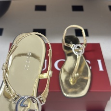 26Ss春夏新款 Gucci 古驰 经典双G镂空扣夹脚平底凉拖鞋 GG扣夹趾休闲沙滩凉拖鞋这款露趾凉拖鞋 26Ss春夏新款 Gucci 古驰 经典双G镂空扣夹脚平底凉拖鞋 GG扣夹趾休闲沙滩凉拖鞋这款露趾凉拖鞋