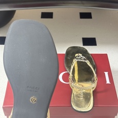 26Ss春夏新款 Gucci 古驰 经典双G镂空扣夹脚平底凉拖鞋 GG扣夹趾休闲沙滩凉拖鞋这款露趾凉拖鞋 26Ss春夏新款 Gucci 古驰 经典双G镂空扣夹脚平底凉拖鞋 GG扣夹趾休闲沙滩凉拖鞋这款露趾凉拖鞋