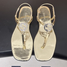 26Ss春夏新款 Gucci 古驰 经典双G镂空扣夹脚平底凉拖鞋 GG扣夹趾休闲沙滩凉拖鞋这款露趾凉拖鞋 26Ss春夏新款 Gucci 古驰 经典双G镂空扣夹脚平底凉拖鞋 GG扣夹趾休闲沙滩凉拖鞋这款露趾凉拖鞋