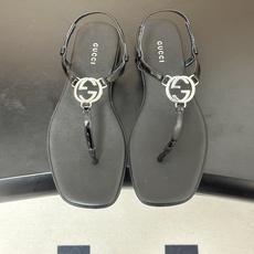 26Ss春夏新款 Gucci 古驰 经典双G镂空扣夹脚平底凉拖鞋 GG扣夹趾休闲沙滩凉拖鞋这款露趾凉拖鞋 26Ss春夏新款 Gucci 古驰 经典双G镂空扣夹脚平底凉拖鞋 GG扣夹趾休闲沙滩凉拖鞋这款露趾凉拖鞋