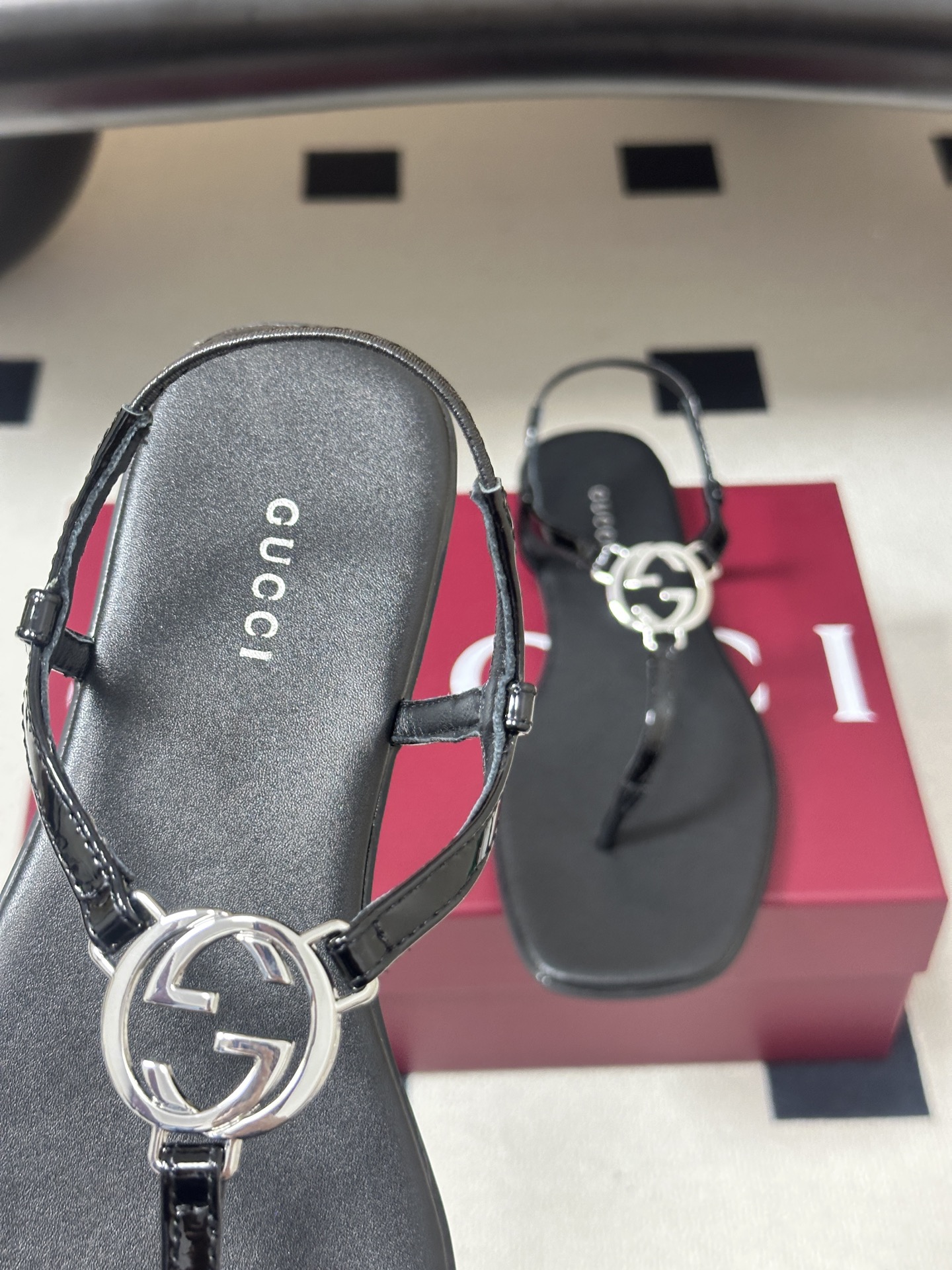 26Ss春夏新款 Gucci 古驰 经典双G镂空扣夹脚平底凉拖鞋 GG扣夹趾休闲沙滩凉拖鞋这款露趾凉拖鞋 26Ss春夏新款 Gucci 古驰 经典双G镂空扣夹脚平底凉拖鞋 GG扣夹趾休闲沙滩凉拖鞋这款露趾凉拖鞋