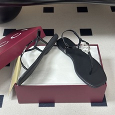 26Ss春夏新款 Gucci 古驰 经典双G镂空扣夹脚平底凉拖鞋 GG扣夹趾休闲沙滩凉拖鞋这款露趾凉拖鞋 26Ss春夏新款 Gucci 古驰 经典双G镂空扣夹脚平底凉拖鞋 GG扣夹趾休闲沙滩凉拖鞋这款露趾凉拖鞋