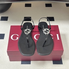 26Ss春夏新款 Gucci 古驰 经典双G镂空扣夹脚平底凉拖鞋 GG扣夹趾休闲沙滩凉拖鞋这款露趾凉拖鞋 26Ss春夏新款 Gucci 古驰 经典双G镂空扣夹脚平底凉拖鞋 GG扣夹趾休闲沙滩凉拖鞋这款露趾凉拖鞋