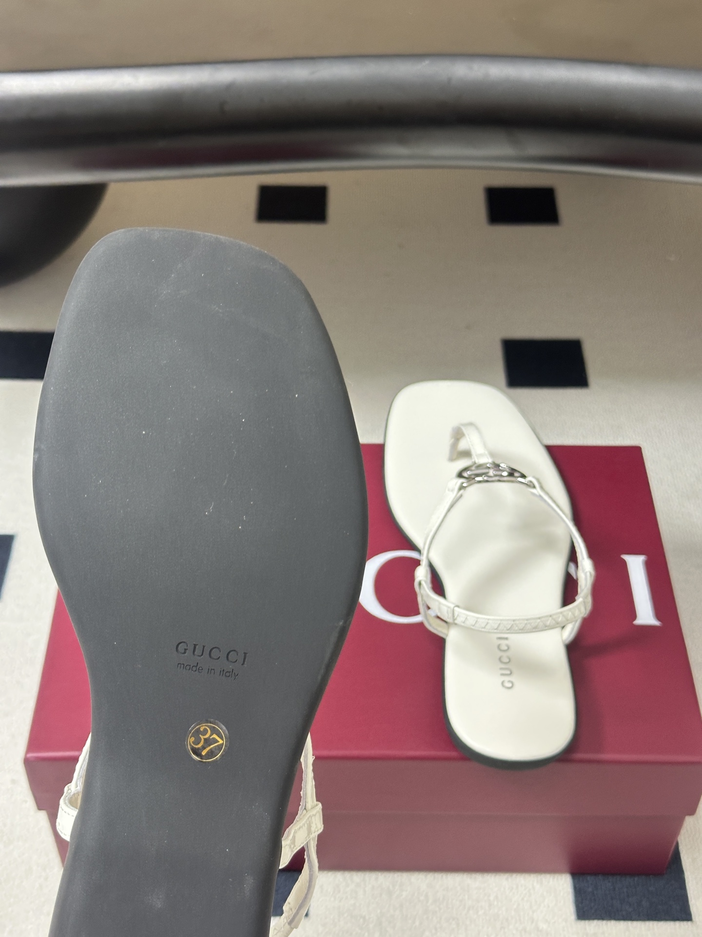 26Ss春夏新款 Gucci 古驰 经典双G镂空扣夹脚平底凉拖鞋 GG扣夹趾休闲沙滩凉拖鞋这款露趾凉拖鞋 26Ss春夏新款 Gucci 古驰 经典双G镂空扣夹脚平底凉拖鞋 GG扣夹趾休闲沙滩凉拖鞋这款露趾凉拖鞋