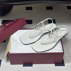 26Ss春夏新款 Gucci 古驰 经典双G镂空扣夹脚平底凉拖鞋 GG扣夹趾休闲沙滩凉拖鞋这款露趾凉拖鞋 26Ss春夏新款 Gucci 古驰 经典双G镂空扣夹脚平底凉拖鞋 GG扣夹趾休闲沙滩凉拖鞋这款露趾凉拖鞋