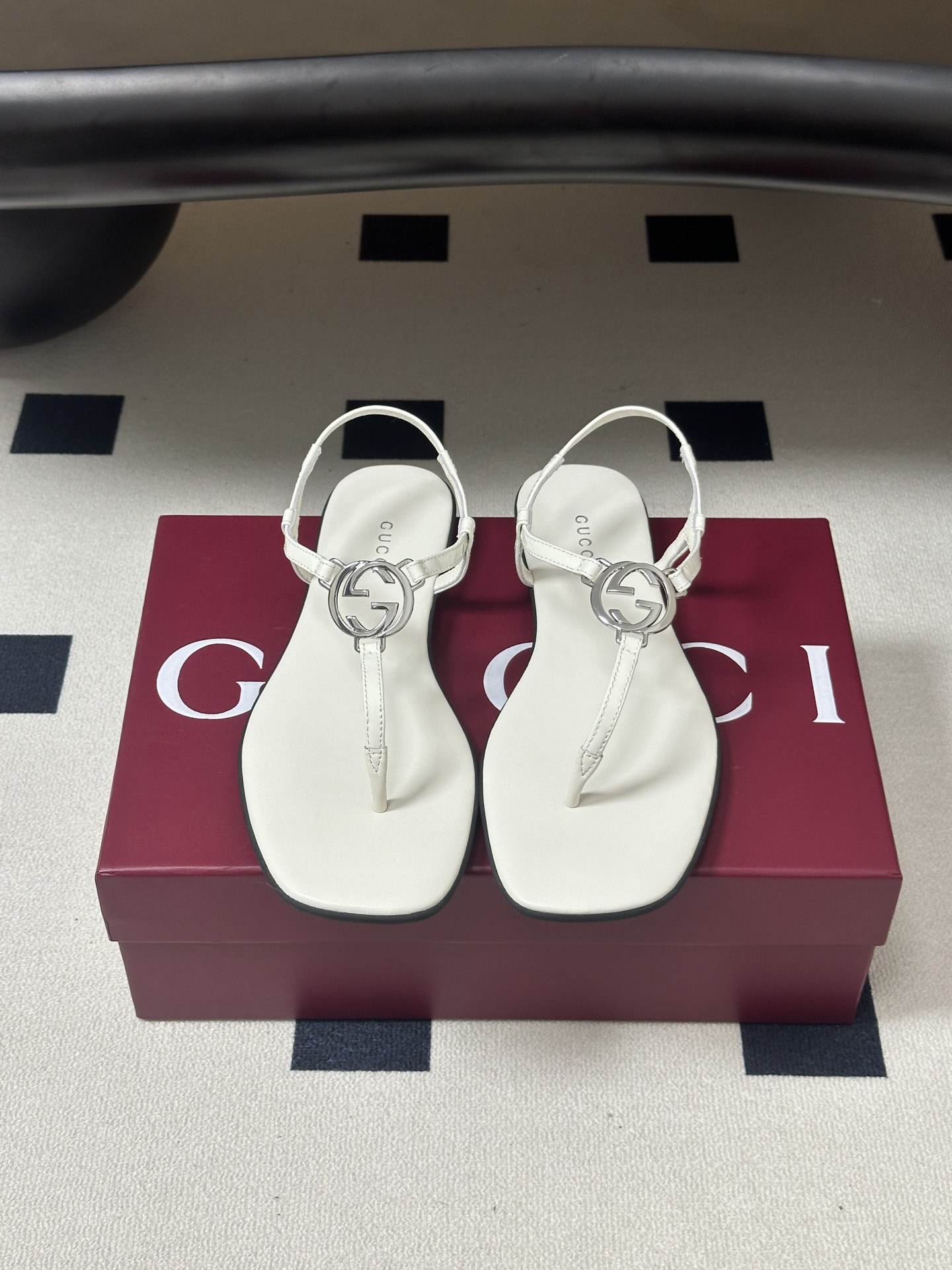26Ss春夏新款 Gucci 古驰 经典双G镂空扣夹脚平底凉拖鞋 GG扣夹趾休闲沙滩凉拖鞋这款露趾凉拖鞋 26Ss春夏新款 Gucci 古驰 经典双G镂空扣夹脚平底凉拖鞋 GG扣夹趾休闲沙滩凉拖鞋这款露趾凉拖鞋
