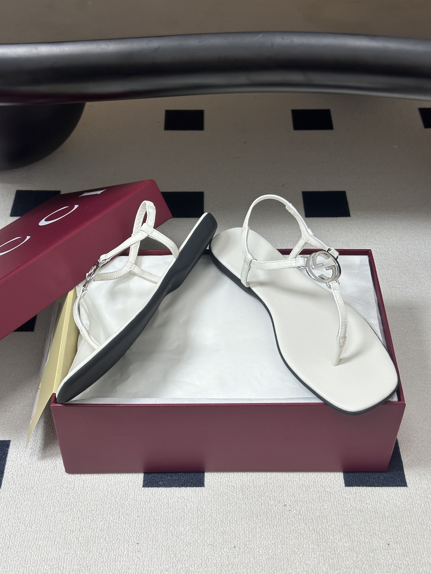 26Ss春夏新款 Gucci 古驰 经典双G镂空扣夹脚平底凉拖鞋 GG扣夹趾休闲沙滩凉拖鞋这款露趾凉拖鞋 26Ss春夏新款 Gucci 古驰 经典双G镂空扣夹脚平底凉拖鞋 GG扣夹趾休闲沙滩凉拖鞋这款露趾凉拖鞋