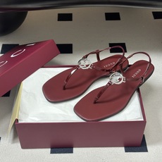 26Ss春夏新款 Gucci 古驰 经典双G镂空扣夹脚平底凉拖鞋 GG扣夹趾休闲沙滩凉拖鞋这款露趾凉拖鞋 26Ss春夏新款 Gucci 古驰 经典双G镂空扣夹脚平底凉拖鞋 GG扣夹趾休闲沙滩凉拖鞋这款露趾凉拖鞋