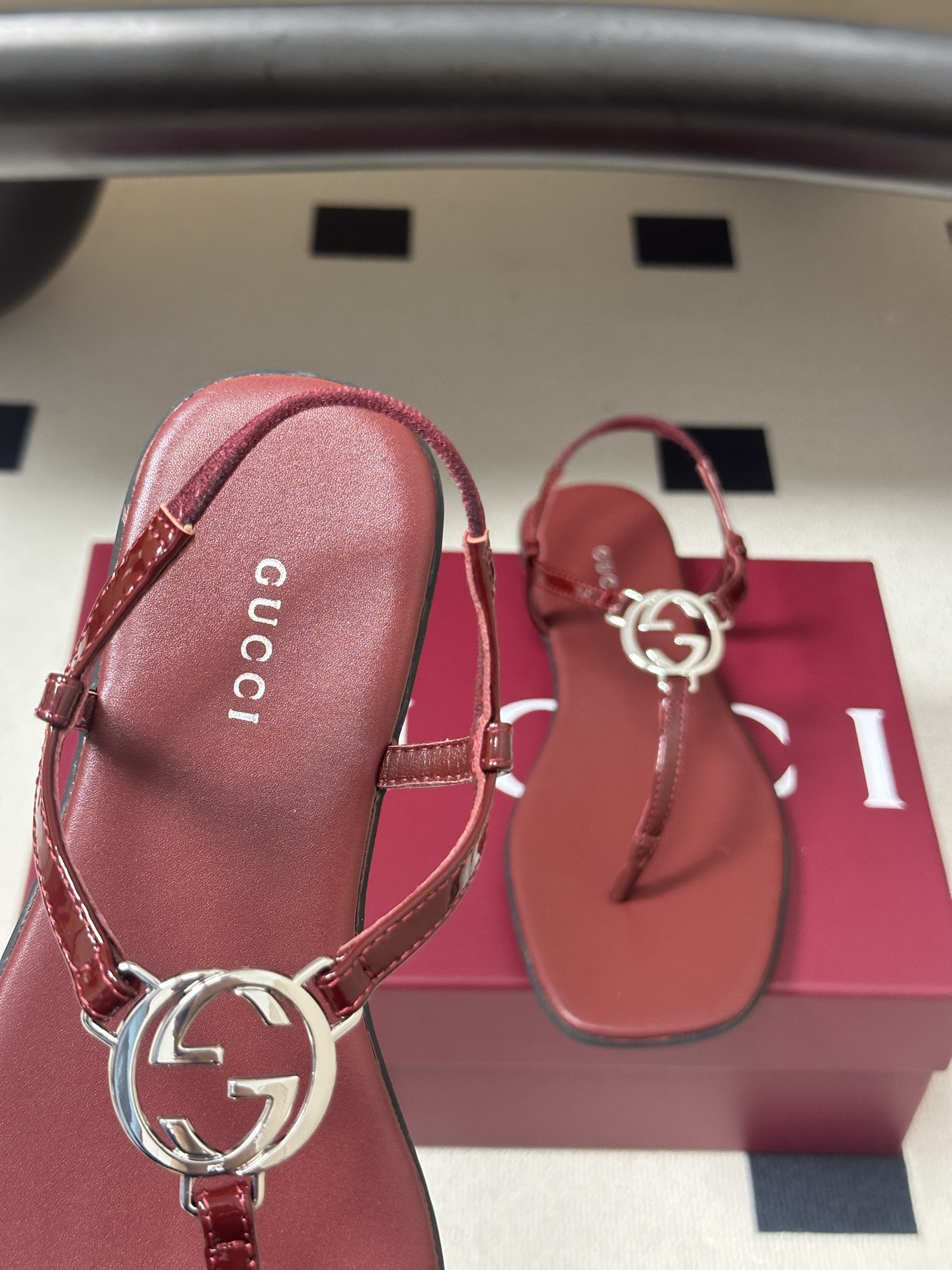 26Ss春夏新款 Gucci 古驰 经典双G镂空扣夹脚平底凉拖鞋 GG扣夹趾休闲沙滩凉拖鞋这款露趾凉拖鞋 26Ss春夏新款 Gucci 古驰 经典双G镂空扣夹脚平底凉拖鞋 GG扣夹趾休闲沙滩凉拖鞋这款露趾凉拖鞋
