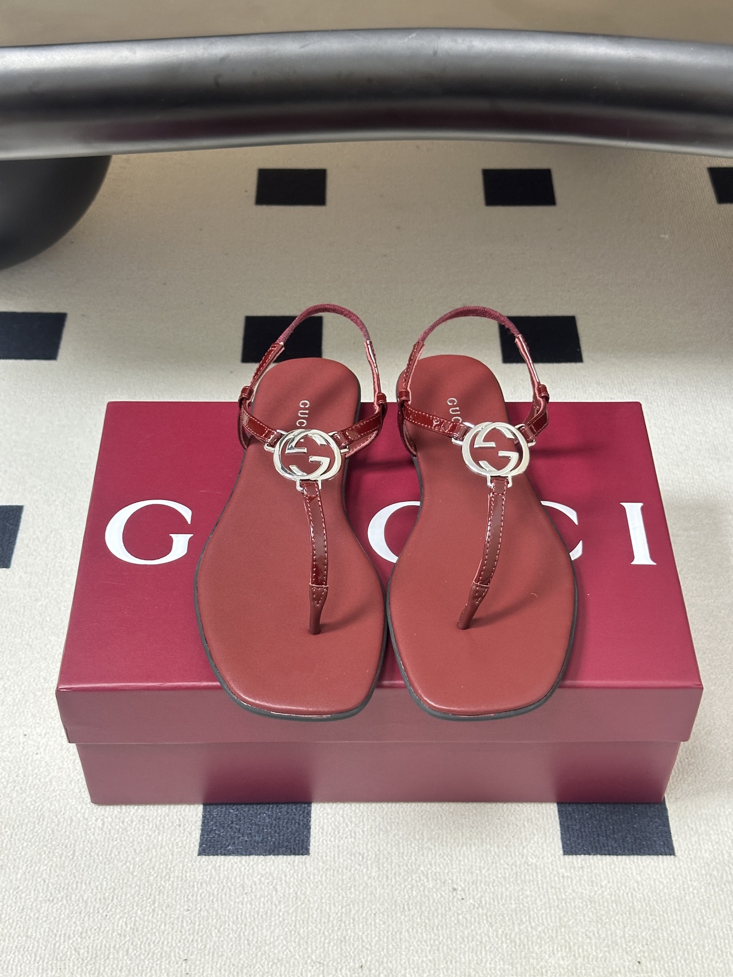 26Ss春夏新款 Gucci 古驰 经典双G镂空扣夹脚平底凉拖鞋 GG扣夹趾休闲沙滩凉拖鞋这款露趾凉拖鞋 26Ss春夏新款 Gucci 古驰 经典双G镂空扣夹脚平底凉拖鞋 GG扣夹趾休闲沙滩凉拖鞋这款露趾凉拖鞋