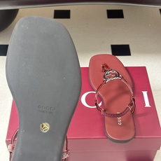 26Ss春夏新款 Gucci 古驰 经典双G镂空扣夹脚平底凉拖鞋 GG扣夹趾休闲沙滩凉拖鞋这款露趾凉拖鞋 26Ss春夏新款 Gucci 古驰 经典双G镂空扣夹脚平底凉拖鞋 GG扣夹趾休闲沙滩凉拖鞋这款露趾凉拖鞋